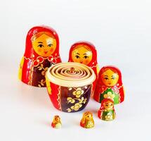 matryoshka, uma russo de madeira boneca em uma branco fundo foto