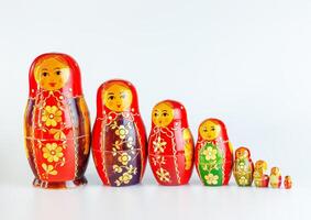 matryoshka, uma russo de madeira boneca em uma branco fundo foto