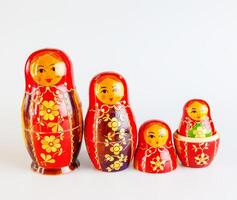 matryoshka, uma russo de madeira boneca em uma branco fundo foto