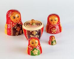 matryoshka, uma russo de madeira boneca em uma branco fundo foto