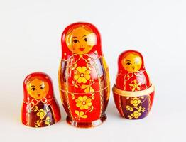 matryoshka, uma russo de madeira boneca em uma branco fundo foto