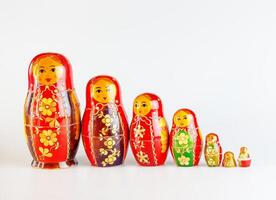 matryoshka, uma russo de madeira boneca em uma branco fundo foto