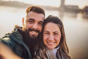 fechar acima imagem do feliz casal levando selfie ar livre. foto