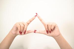 mão usar unhas arte apontando às alguma coisa e faço uma placa em branco fundo foto