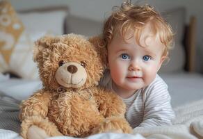 ai gerado sorridente bebê com azul olhos Próximo para uma Castanho Urso de pelúcia Urso em uma suave cama foto