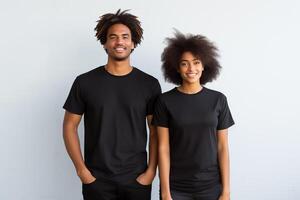 ai gerado jovem africano americano casal dentro em branco Preto camiseta para roupas brincar foto