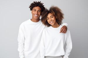 ai gerado jovem africano americano casal dentro em branco branco grandes mangas camiseta brincar foto