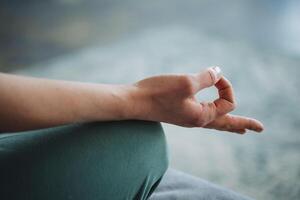 meditação mão fechar-se, dedos dobra a rito do mudra, ioga prática. Paz do mente, paz, amor você mesmo, levar Cuidado do seu saúde. foto