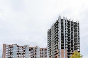 arranha-céus construção contra a céu, construção do residencial edifícios, abandonado cidade prédio, concreto estrutura. foto