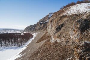 uklykaya Rocha bashkortostan sulista Urais, a natureza do Rússia montanhas, inverno em a zilim rio. montanha panorama. foto