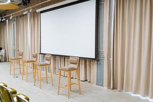 conferência e o negócio evento instalações. branco casa teatro tela. sentado alto cadeiras. foto