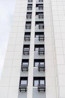 perspectiva dentro a janelas do a apartamento prédio. a fachada do uma moderno residencial prédio. plástico janelas proteger contra rua barulho. foto