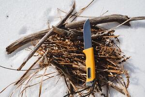 faca com amarelo lidar com topo visualizar. lenha preparação, inoxidável aço afiado lâmina, bushcraft foto