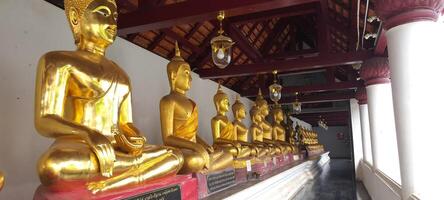 dourado Buda sentado estátuas foto