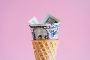 benjamin Franklin espreitadelas Fora do uma waffle cone, cem dólares dentro uma waffle cone. incomum gelo creme em uma Rosa fundo. comer seu lanche e ganhar dinheiro foto