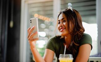 social meios de comunicação jovem mulher com Smartphone e conectados comunicação foto