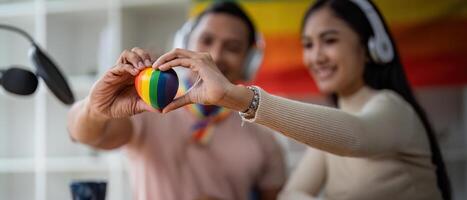 jovem gay masculino e menina amigo mãos segurando arco Iris coração com sorrir face. lgbt, humano direitos e igualdade social foto