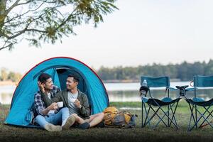 feliz ásia masculino gay casal em acampamento juntos dentro uma floresta. romântico vocação viagem. lgbt conceito foto