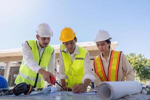 construção conceito do engenheiro ou arquiteto encontro para projeto trabalhando com parceiro e Engenharia Ferramentas em construção e projeto dentro trabalhando local foto