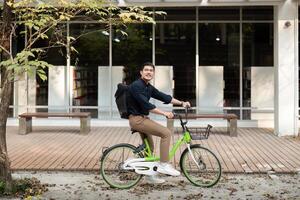 eco amigável, feliz estilo de vida ásia jovem homem de negocios passeio bicicleta ir para escritório trabalhos às cidade rua com bicicleta dentro manhã foto