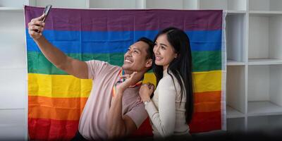 atraente alegre gay homem apreciar enquanto selfie com fêmea amigo foto