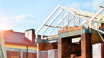 unifamiliar casa debaixo construção dentro a desenvolvimento Estado do pequeno unifamiliar casas. foto