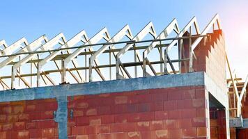 unifamiliar casa debaixo construção dentro a desenvolvimento Estado do pequeno unifamiliar casas. foto