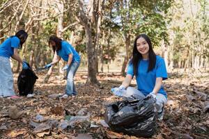 voluntário colecionar plástico Lixo dentro a floresta. a conceito do de Meio Ambiente conservação. global de Meio Ambiente poluição. limpeza a floresta foto