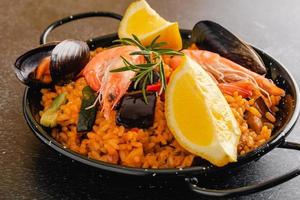 tradicional paella espanhola com frutos do mar foto