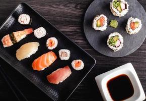 conjunto de sushi sashimi e rolinhos de sushi servidos