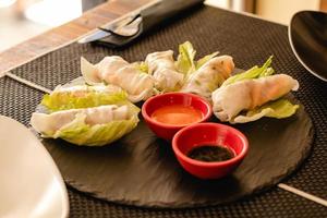 pãezinhos vietnamitas com legumes, servidos em restaurante foto