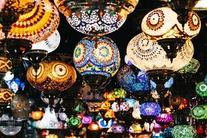 lâmpadas e lanternas em mosaico marroquino ou turco foco seletivo de fundo