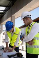 construção conceito do engenheiro ou arquiteto encontro para projeto trabalhando com parceiro e Engenharia Ferramentas em construção e projeto dentro trabalhando local foto