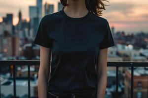 ai gerado urbano pôr do sol moda - mulher dentro Preto tee foto