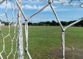 manhã tranqüilidade, uma perspectiva em a futebol campo foto