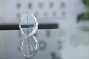 óculos lentes em a mesa dentro ótico, Óculos lentes foto