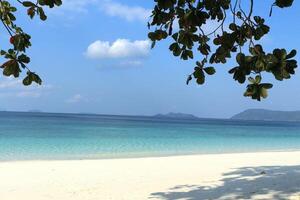 de praia com azul céu dentro verão. tropical de praia e esvaziar mar. foto