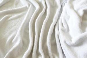 desfocado do abstrato branco toalha fundo com ondas. foto