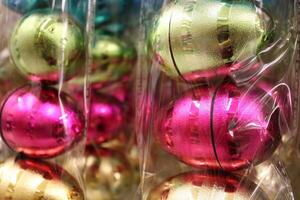 brilhantemente colori metálico Páscoa ovos dentro pacotes foto