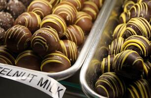 delicioso chocolate mergulhado trufas em exibição foto