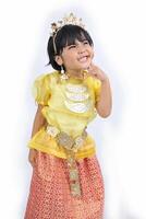 uma 10 ano velho indonésio menina vestindo tradicional roupas a partir de Palembang foto