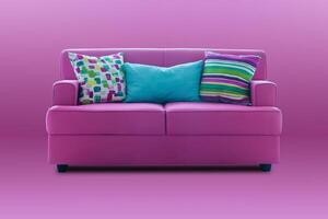 Rosa sofá com colorida almofadas foto