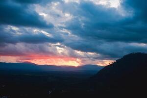 lindo tarde céu com laranja pôr do sol foto