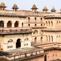 lindo Visão do Orquídea Palácio forte, rajá mahal e chaturbhuj têmpora a partir de jahangir Mahal, orcha, madhya Pradesh, jahangir mahal - Orquídea forte dentro orcha, madhya Pradesh, indiano arqueológico sites foto