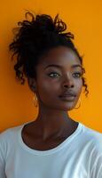 ai gerado retrato do africano americano mulher dentro em branco branco camiseta, laranja pano de fundo foto
