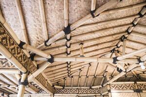 isto cativante imagem características a intrincado beleza do uma bambu cobertura quadro, Armação apoiando uma encantador gazebo. foto