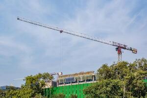 torre guindastes em construção site, fornecendo habitação para baixa renda cidadãos do terceiro mundo países foto