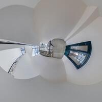 abstratamente torcido para dentro uma esférico 360 panorama interior do uma moderno escritório com uma corredor Escadaria e panorâmico janelas foto