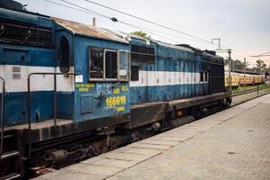 amritsar, Índia, fevereiro 03 2024 - indiano trem elétrico locomotiva motor às Amritsar estrada de ferro estação durante a dia tempo, Amritsar shatabdi trem elétrico locomotiva motor foto