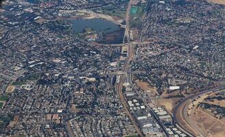aéreo Visão do subúrbios Califórnia com lago edifícios estradas foto